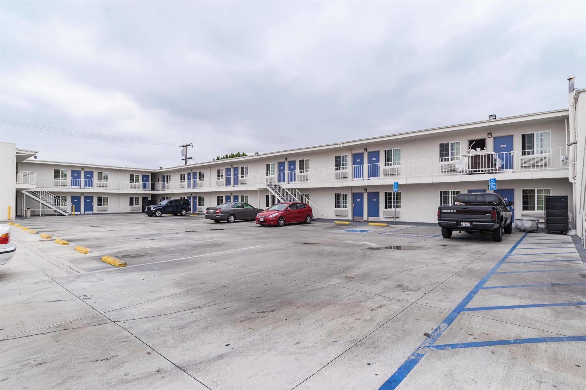 Motel 6-Long Beach, Ca - International City Dış mekan fotoğraf
